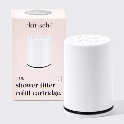 Refill filterpatron til KITSCH Shower Filter. Reducerer kalk, klor og urenheder for blødere hud og sundere hår – nem udskiftning hver 3. måned.