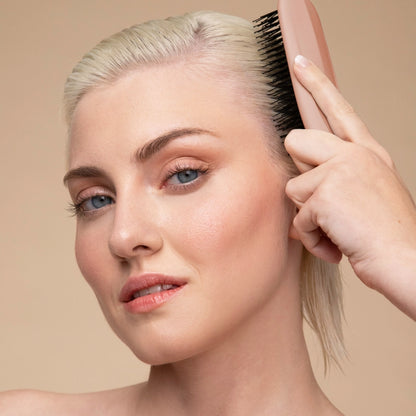 Forkæl din hovedbund med KITSCH Scalp Renewal Brush. Eksfolierende børste, der fjerner ophobninger, stimulerer hårvækst &amp; giver blød massage