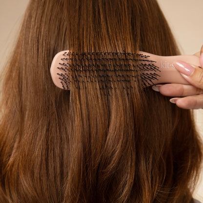 Forkæl din hovedbund med KITSCH Scalp Renewal Brush. Eksfolierende børste, der fjerner ophobninger, stimulerer hårvækst &amp; giver blød massage