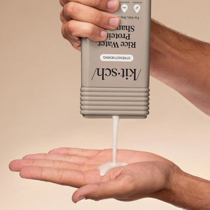 KITSCH Rice Water Shampoo styrker, reparerer og giver volumen til håret med risvand og naturlige proteiner. Fremmer hårvækst, reducerer hårbrud og giver glans.