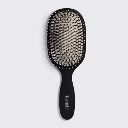 Udglattende hårbørste fra KITSCH med veganske boar- &amp; nylonbørster. Giver glans, reducerer frizz og plejer hovedbunden – sort, stilrent design.