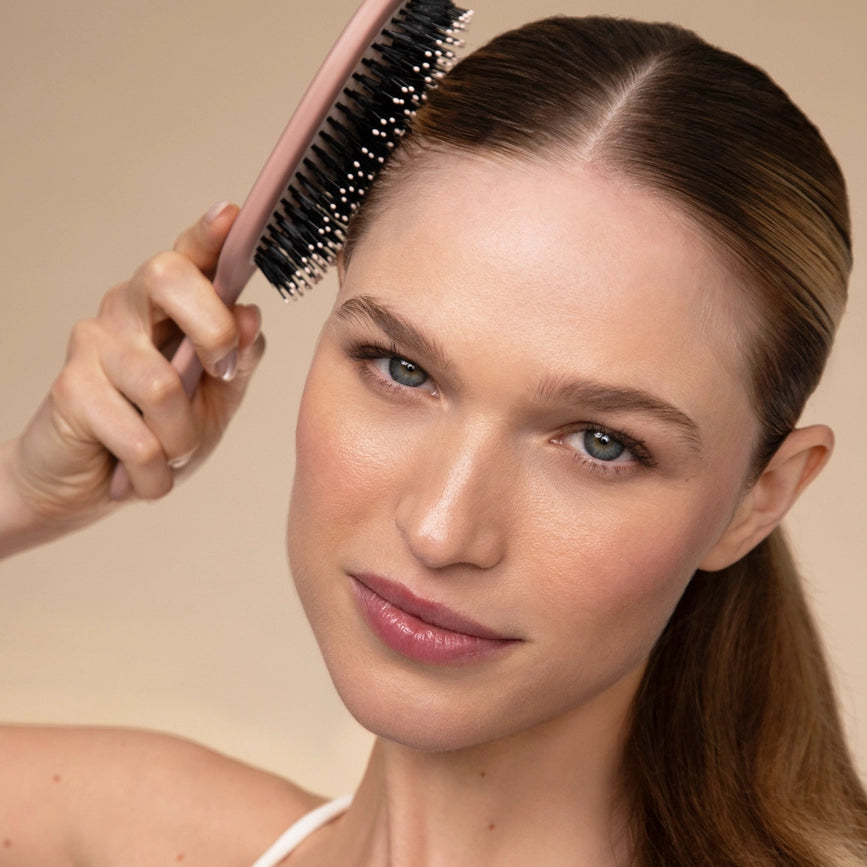 Udglattende hårbørste fra KITSCH med veganske boar- &amp; nylonbørster. Giver glans, reducerer frizz og plejer hovedbunden – sort, stilrent design.