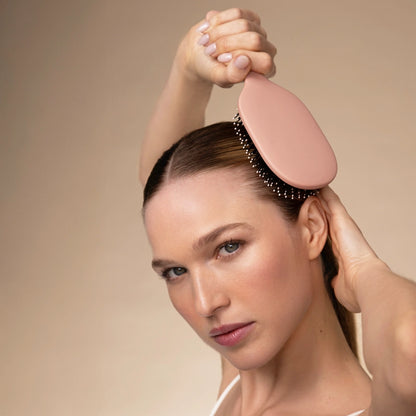 Udglattende hårbørste fra KITSCH med veganske boar- &amp; nylonbørster. Giver glans, reducerer frizz og plejer hovedbunden – sort, stilrent design.