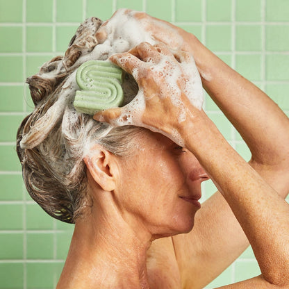 Rens, balancér og forfrisk hovedbunden med KITSCH Tea Tree &amp; Mint Shampoo &amp; Conditioner. Naturlige barer med tea tree-olie og mynte, der reducerer skæl