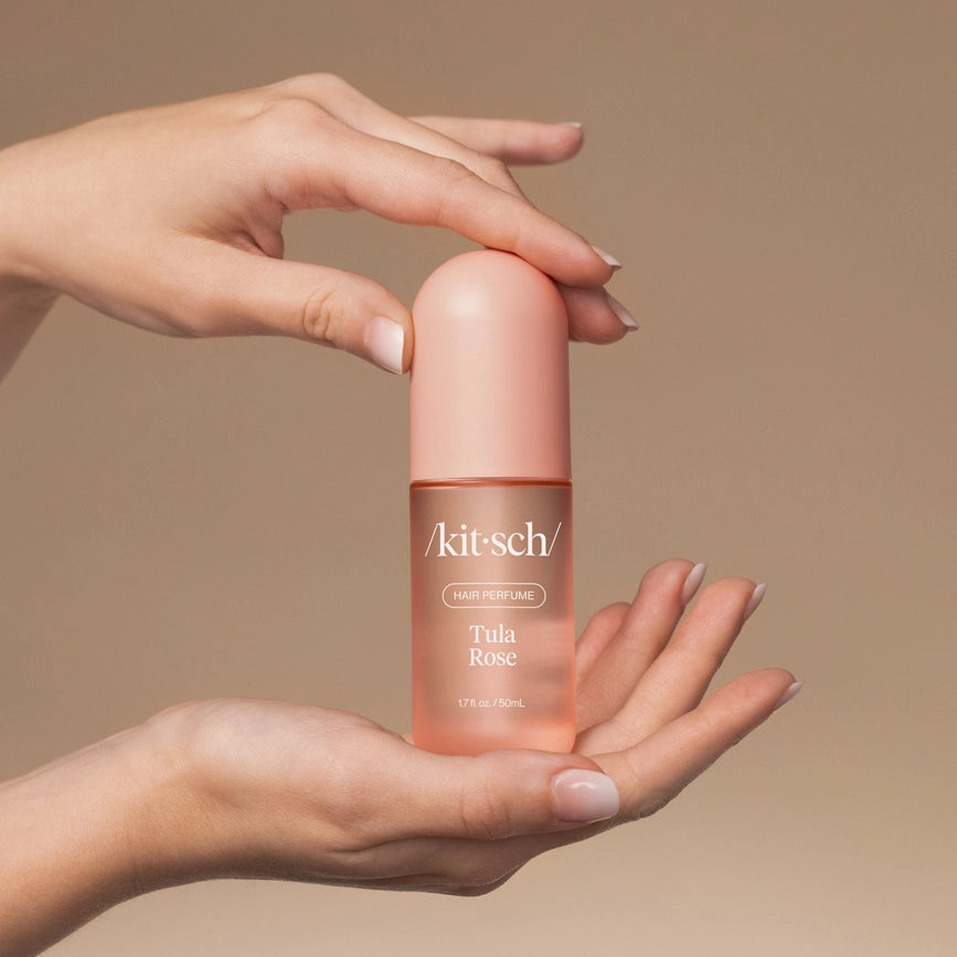 En blød og romantisk blomsterduft med rose, fresia og cremet vanilje. Neutraliserer lugt ved kilden og efterlader en varm, feminin duft.