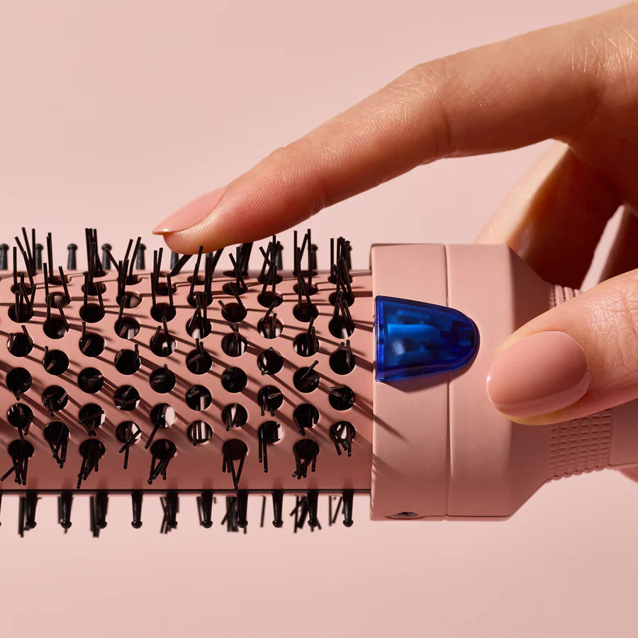 Professionel rundbørste fra KITSCH. Skaber volumen, glans og form med keramisk tønde og varmebestandige børstehår. Perfekt til alle hårtyper.