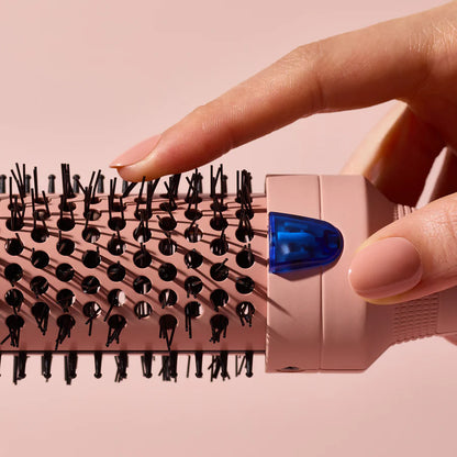 Professionel rundbørste fra KITSCH. Skaber volumen, glans og form med keramisk tønde og varmebestandige børstehår. Perfekt til alle hårtyper.