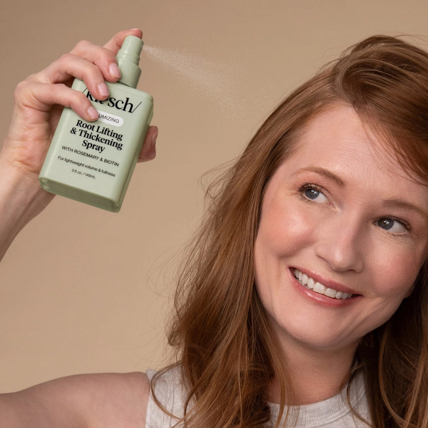 Let volume spray, der løfter håret ved rødderne og giver et fyldigere look – uden at tynge.