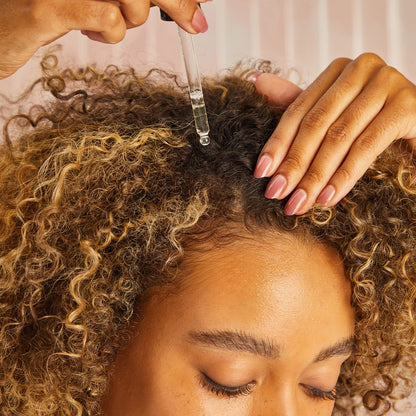 Frem hårvækst &amp; fugt huden med KITSCH Castor Oil. 100 % økologisk koldpresset ricinusolie – vegansk, bæredygtig &amp; naturlig pleje fra top til tå.