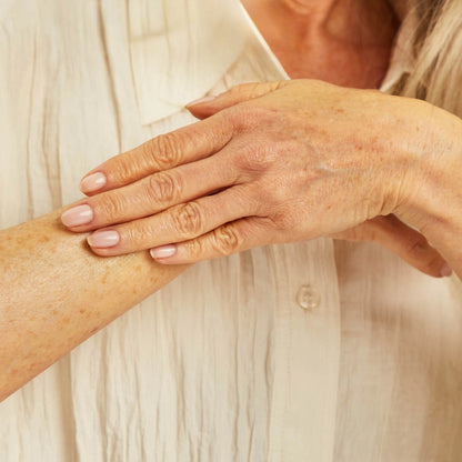 Frem hårvækst &amp; fugt huden med KITSCH Castor Oil. 100 % økologisk koldpresset ricinusolie – vegansk, bæredygtig &amp; naturlig pleje fra top til tå.