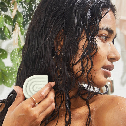 Volumengivende conditioner bar med rosmarin &amp; biotin. Styrker, stimulerer vækst &amp; giver glans. Vegansk, bæredygtig &amp; plastikfri hårpleje.