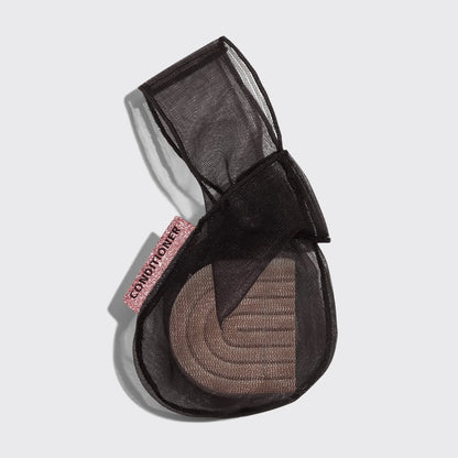 Forlæng levetiden på dine balsam bars med KITSCH Conditioner Bar Saver Bag. Smart, genanvendelig sæbepose, der giver luftcirkulation, ekstra skum og hjælper dig med at bruge hver eneste rest – 100 % vegansk og bæredygtig.