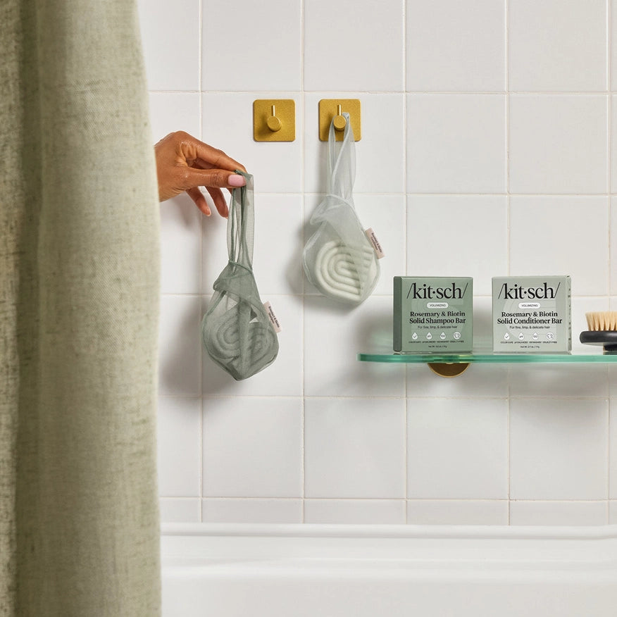 Forlæng levetiden på dine balsam bars med KITSCH Conditioner Bar Saver Bag. Smart, genanvendelig sæbepose, der giver luftcirkulation, ekstra skum og hjælper dig med at bruge hver eneste rest – 100 % vegansk og bæredygtig.