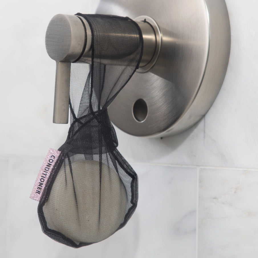 Forlæng levetiden på dine balsam bars med KITSCH Conditioner Bar Saver Bag. Smart, genanvendelig sæbepose, der giver luftcirkulation, ekstra skum og hjælper dig med at bruge hver eneste rest – 100 % vegansk og bæredygtig.