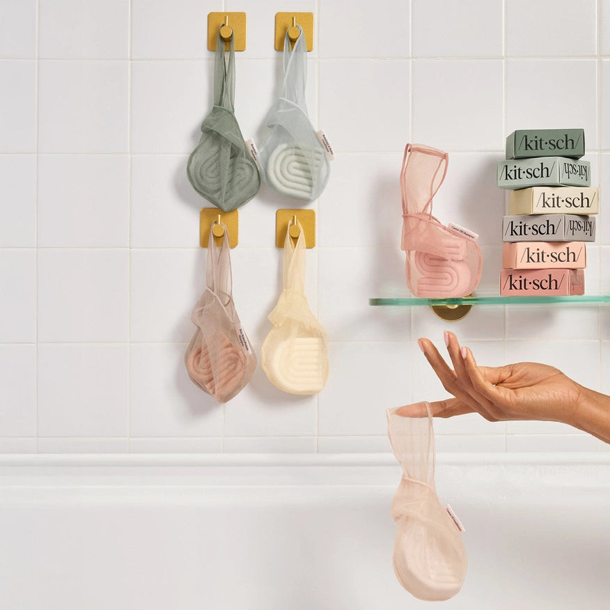 Forlæng levetiden på dine balsam bars med KITSCH Conditioner Bar Saver Bag. Smart, genanvendelig sæbepose, der giver luftcirkulation, ekstra skum og hjælper dig med at bruge hver eneste rest – 100 % vegansk og bæredygtig.