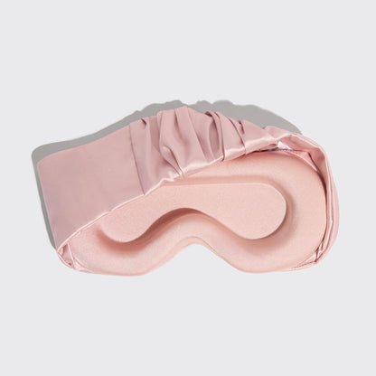 KITSCH Contour Pillow Eye Mask – formstøbt sovemaske i satin og memory foam. Beskytter vipperne, blokerer lys og giver dyb, luksuriøs søvn. Perfekt til rejser.