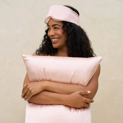 KITSCH Contour Pillow Eye Mask – formstøbt sovemaske i satin og memory foam. Beskytter vipperne, blokerer lys og giver dyb, luksuriøs søvn. Perfekt til rejser.