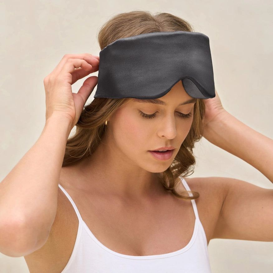 KITSCH Contour Pillow Eye Mask – formstøbt sovemaske i satin og memory foam. Beskytter vipperne, blokerer lys og giver dyb, luksuriøs søvn. Perfekt til rejser.