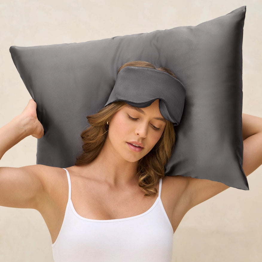 KITSCH Contour Pillow Eye Mask – formstøbt sovemaske i satin og memory foam. Beskytter vipperne, blokerer lys og giver dyb, luksuriøs søvn. Perfekt til rejser.