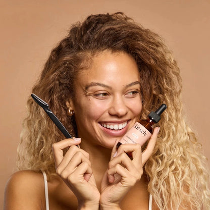 Let, antioxidant-rig ansigtsolie fra KITSCH. Perfekt til dermaplaning og daglig fugtpleje. Vegansk, duftfri &amp; zero-waste.