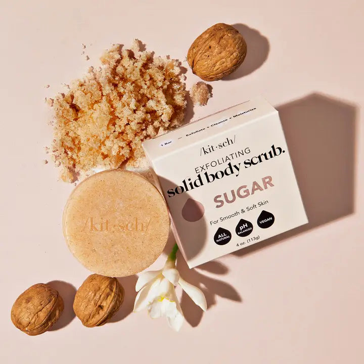 Eksfolier og plej huden med KITSCH Body Scrub Bar. Sukker, kokosolie &amp; white tea-duft giver blød, glat og strålende hud – bæredygtig &amp; vegansk.