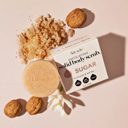Eksfolier og plej huden med KITSCH Body Scrub Bar. Sukker, kokosolie &amp; white tea-duft giver blød, glat og strålende hud – bæredygtig &amp; vegansk.