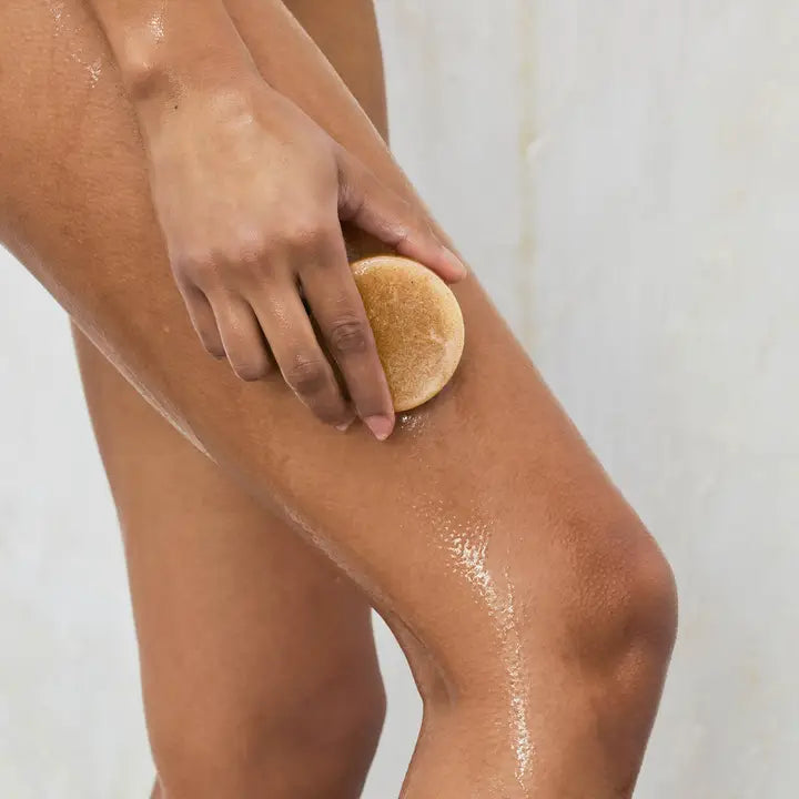 Eksfolier og plej huden med KITSCH Body Scrub Bar. Sukker, kokosolie &amp; white tea-duft giver blød, glat og strålende hud – bæredygtig &amp; vegansk.