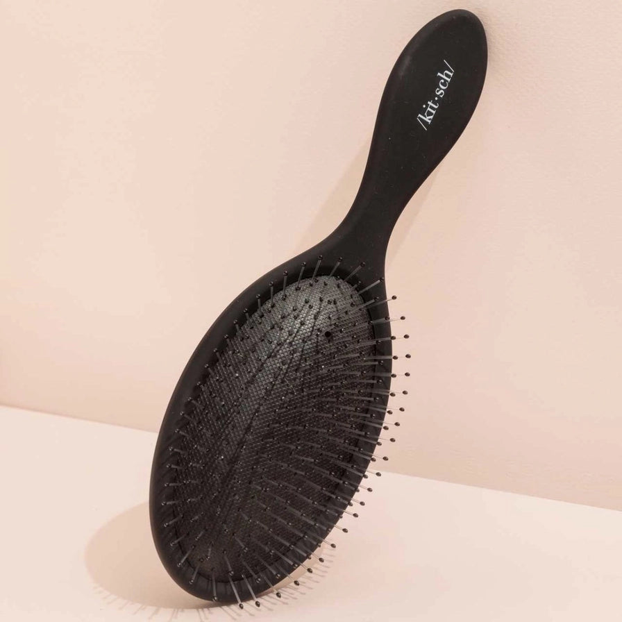 Skånsom og effektiv hårbørste til vådt og tørt hår. KITSCH Gentle Detangling Brush løsner filtre uden at skade håret – vegansk og Zero-Waste design.