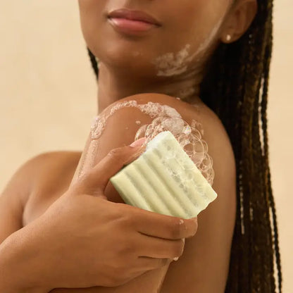 Skånsom eksfoliering med KITSCH Glycolic Acid Bar. Rens &amp; forny hudens glød med glykolsyre, aloe vera &amp; eucalyptus – vegansk &amp; plastikfri.