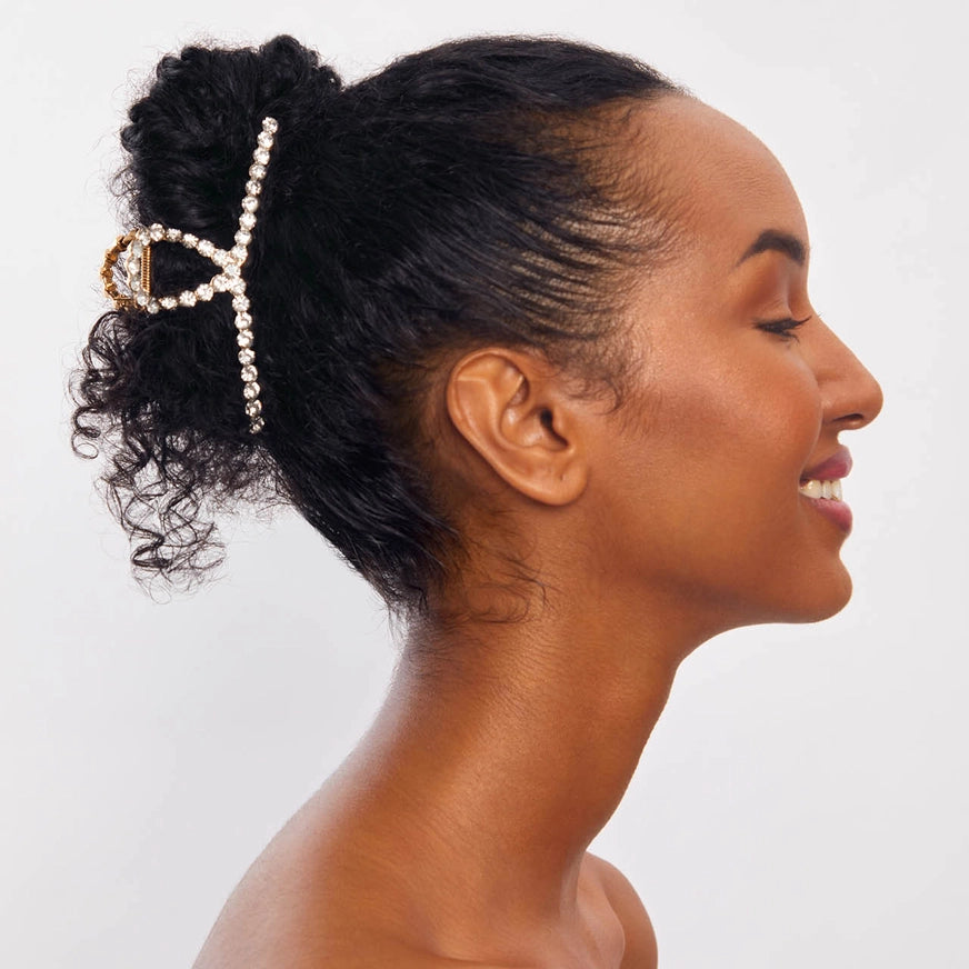 KITSCH guld hårklemme med rhinestones – et luksuriøst håraccessory med stærkt greb og funklende detaljer. Perfekt til både hverdag og festlige opsætninger.