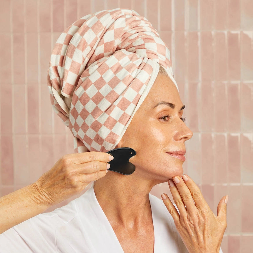 KITSCH Gua Sha i rustfrit stål – et luksuriøst og hygiejnisk redskab, der stimulerer blodcirkulation, reducerer spændinger og giver en frisk glød. Perfekt til daglig ansigtsmassage.