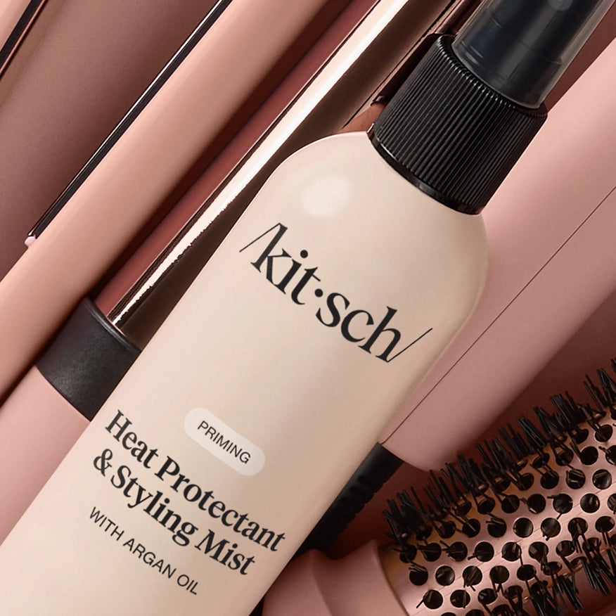 Beskyt håret mod varme op til 230°C med KITSCH Heat Protectant &amp; Styling Mist. Vegansk formel med argan olie og Everbond™ styrker, plejer og giver glans.