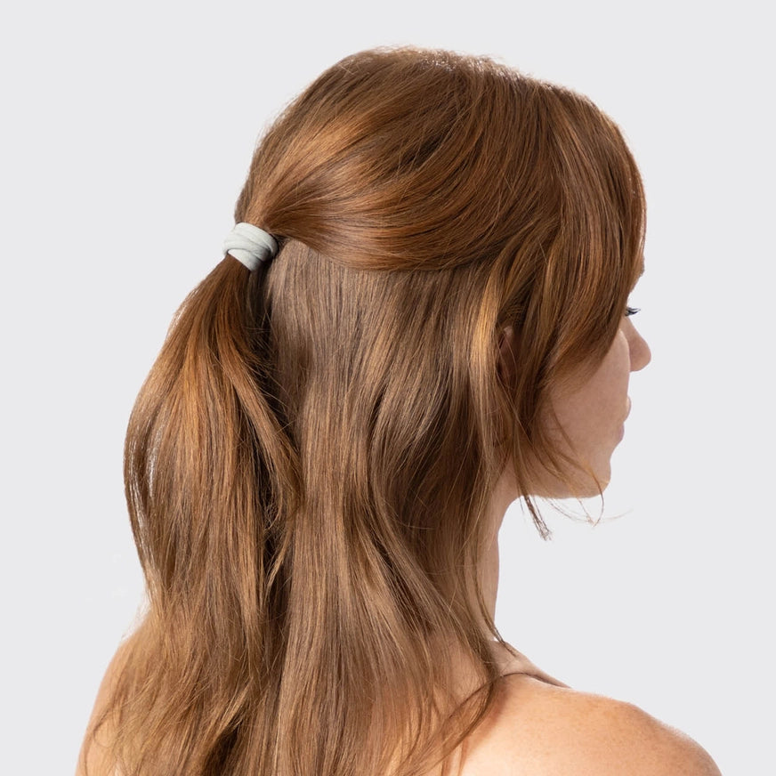 KITSCH hårelastikker i recycled nylon – bløde, skånsomme og holdbare elastikker, der giver et sikkert greb hele dagen. Miljøvenlige, veganske og perfekte til alle hårtyper.