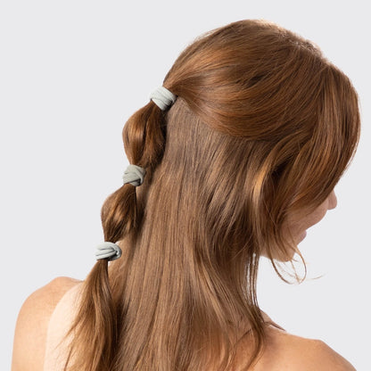 KITSCH hårelastikker i recycled nylon – bløde, skånsomme og holdbare elastikker, der giver et sikkert greb hele dagen. Miljøvenlige, veganske og perfekte til alle hårtyper.