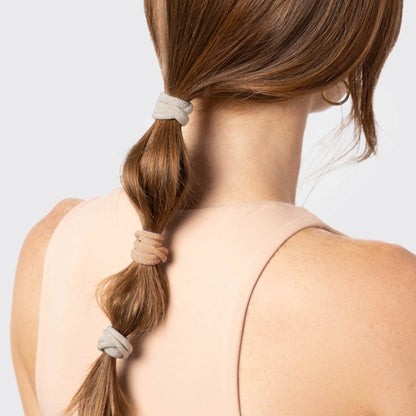 KITSCH hårelastikker med glimmer i neutrale farver – bløde, skånsomme og bæredygtige elastikker i recycled nylon. Perfekte til hverdags- og festfrisurer med et elegant touch.