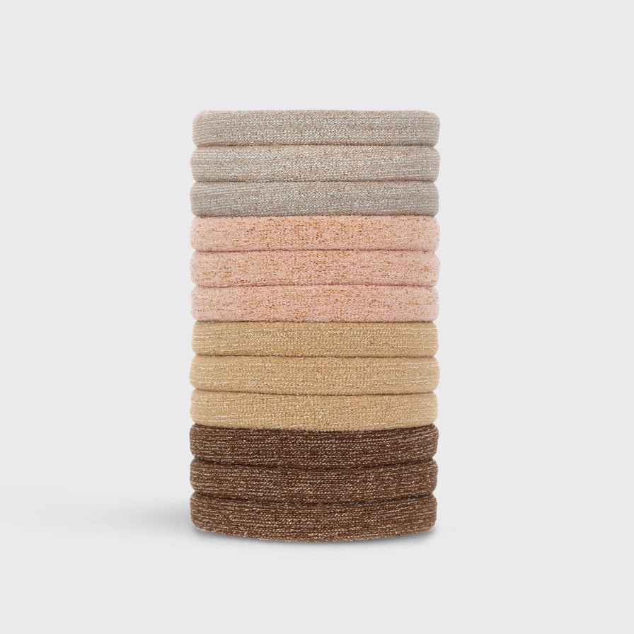KITSCH hårelastikker med glimmer i neutrale farver – bløde, skånsomme og bæredygtige elastikker i recycled nylon. Perfekte til hverdags- og festfrisurer med et elegant touch.