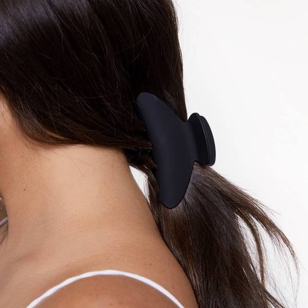 KITSCH hårklemme sæt i mat Black &amp; Tort – bæredygtige hårklemmer i recycled plast med stærkt greb og elegant finish. Perfekt til både hverdag og fest.