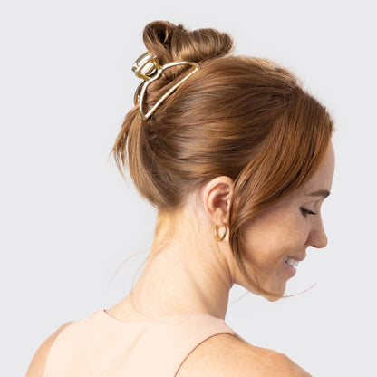 KITSCH Open Shape hårklemme i guld – elegant metal hårclip i small og large. Stærkt greb, tidløst design og perfekt til både hverdags- og festfrisurer.