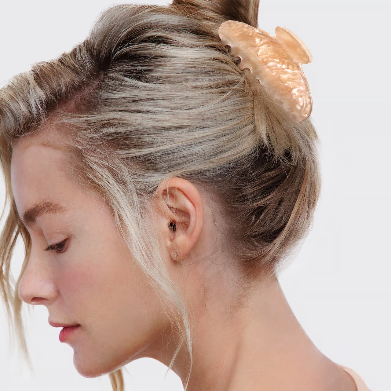 KITSCH Marble hårklemme i recycled plast kombinerer elegant marmordesign og bæredygtig kvalitet. Perfekt til både hverdag og fest.