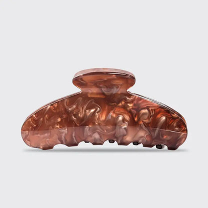 KITSCH Marble hårklemme i recycled plast kombinerer elegant marmordesign og bæredygtig kvalitet. Perfekt til både hverdag og fest.