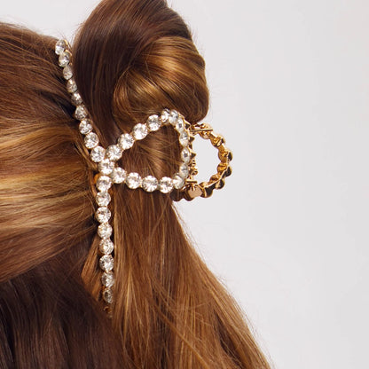 KITSCH guld hårklemme med rhinestones – et luksuriøst håraccessory med stærkt greb og funklende detaljer. Perfekt til både hverdag og festlige opsætninger.