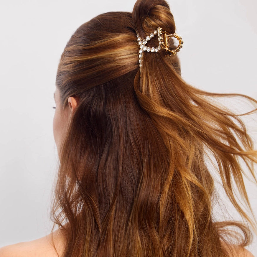 KITSCH guld hårklemme med rhinestones – et luksuriøst håraccessory med stærkt greb og funklende detaljer. Perfekt til både hverdag og festlige opsætninger.
