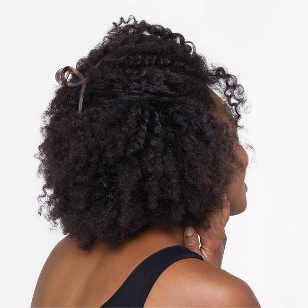 KITSCH Loop Claw Clips i mat recycled plast giver elegant og holdbart greb til alle hårtyper. Miljøvenligt hårklemme sæt i klassisk sort og tort.