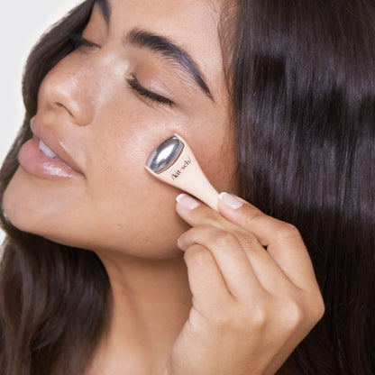 KITSCH Mini Spa Rollers stimulerer blodcirkulation, reducerer hævelser og giver naturlig glød. Et elegant ansigtsrullesæt til daglig selvpleje.