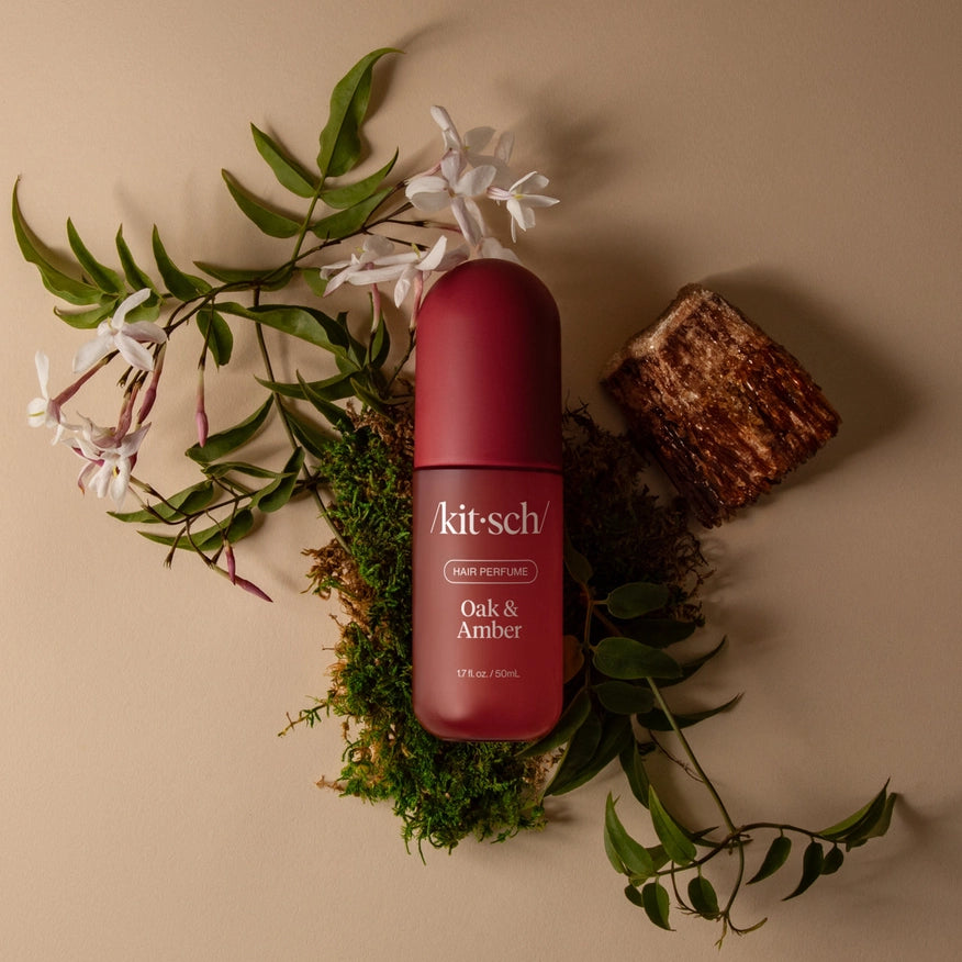 KITSCH Oak &amp; Amber Hair Perfume – varm, træagtig og kønsneutral duft til hår, krop &amp; tekstil. Vegansk, ren og travel friendly.