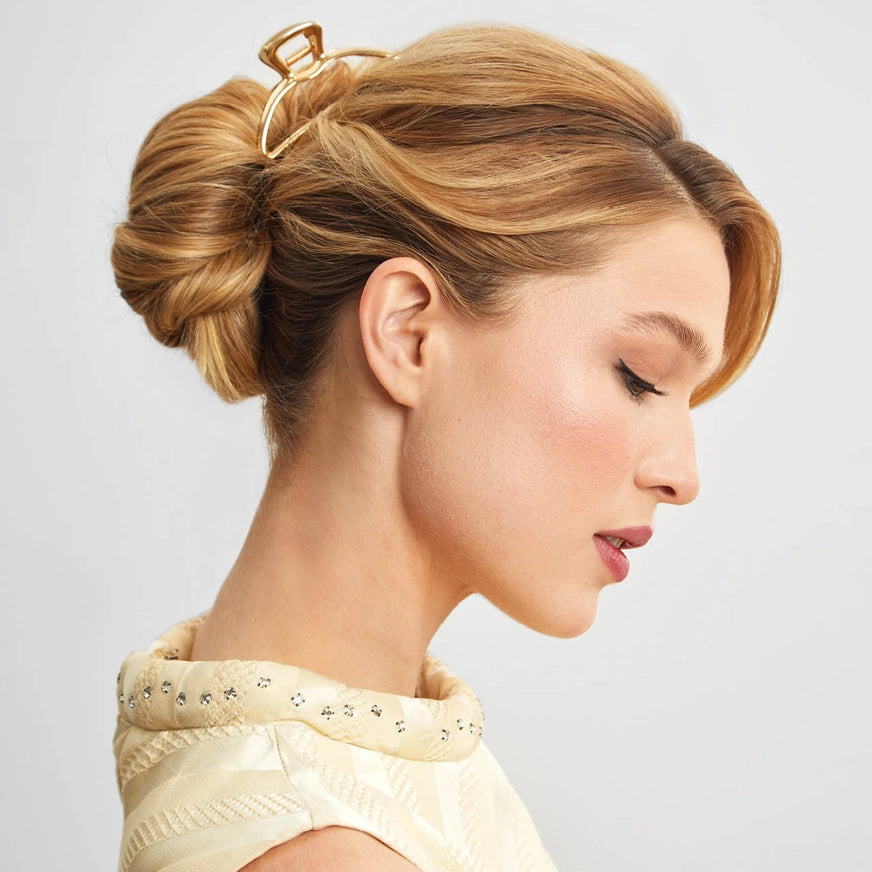 KITSCH Open Shape hårklemme i guld – elegant metal hårclip i small og large. Stærkt greb, tidløst design og perfekt til både hverdags- og festfrisurer.