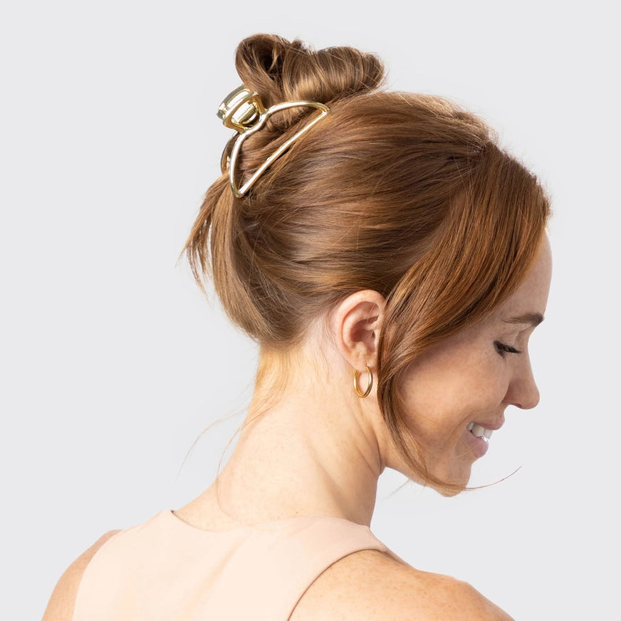 KITSCH Open Shape hårklemme i guld – elegant metal hårclip i small og large. Stærkt greb, tidløst design og perfekt til både hverdags- og festfrisurer.