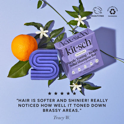 KITSCH Biotin Purple Toning Shampoo Bar – verdens første solide lilla shampoo.
Neutraliserer gule toner, styrker håret og giver glans til blondt, gråt og farvet hår. Vegansk &amp;amp; Zero Waste.
