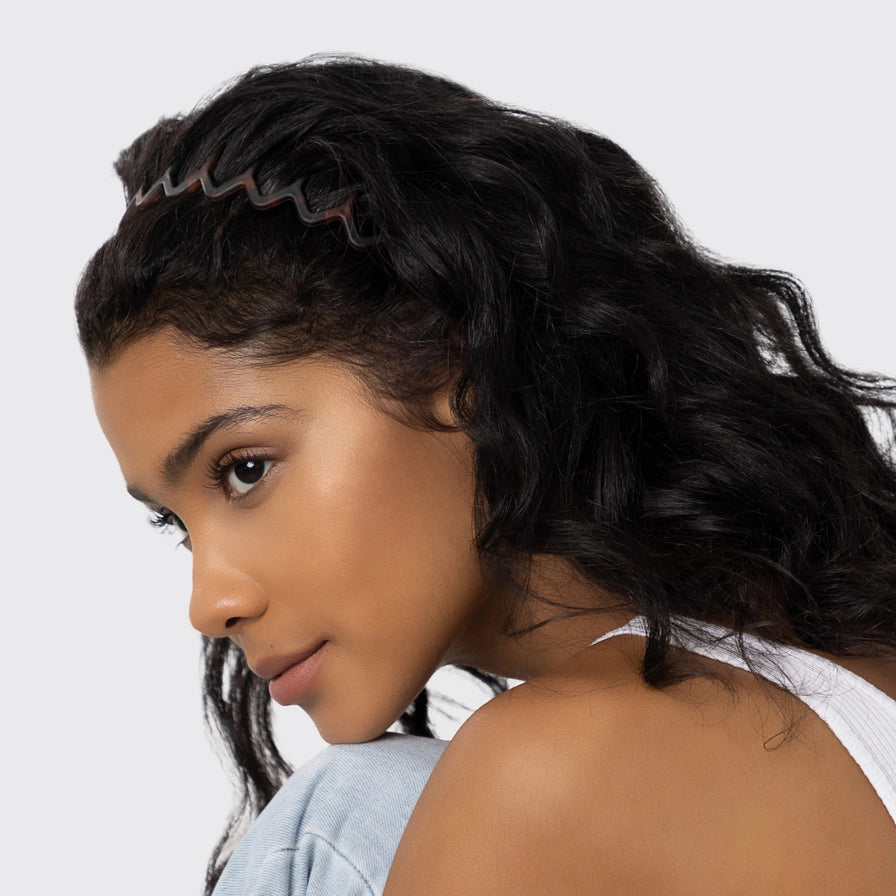 Elegant og funktionelt hårbånd i genbrugsplast. KITSCH Zigzag Headband (2 stk) giver sikkert greb, stilfuldt design og bæredygtig komfort.