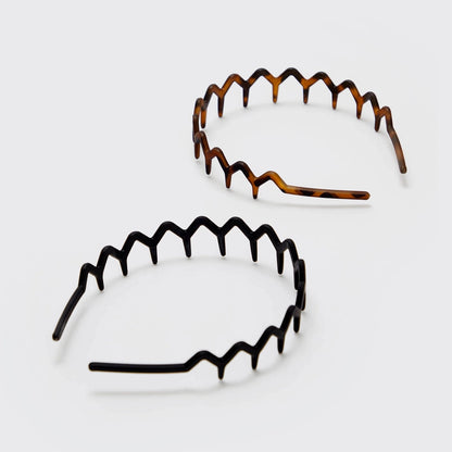 Elegant og funktionelt hårbånd i genbrugsplast. KITSCH Zigzag Headband (2 stk) giver sikkert greb, stilfuldt design og bæredygtig komfort.